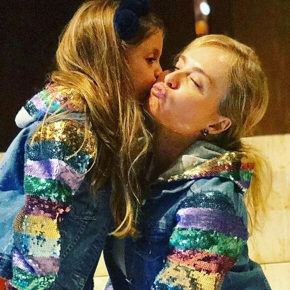 Angélica se diverte com a filha, Eva, em salão paulistano nesta terça-feira, 20 de março de 2019