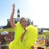 A bordo de um look amarelo vibrante criado pela estilista Helô Rocha, Ivete Sangalo marcou seu retornou à folia no Bloco da Coruja, em Salvador