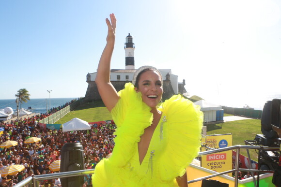 A bordo de um look amarelo vibrante criado pela estilista Helô Rocha, Ivete Sangalo marcou seu retornou à folia no Bloco da Coruja, em Salvador