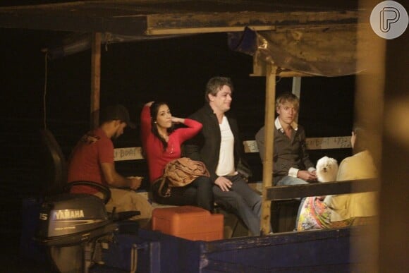 Fábio Assunção e sua namorada, Manuh Fontes, foram clicados fazendo a travessia de barco da Ilha da Gigóia, na Barra da Tijuca, Zona Oeste do Rio, na noite de quarta-feira, 1º de outubro de 2014