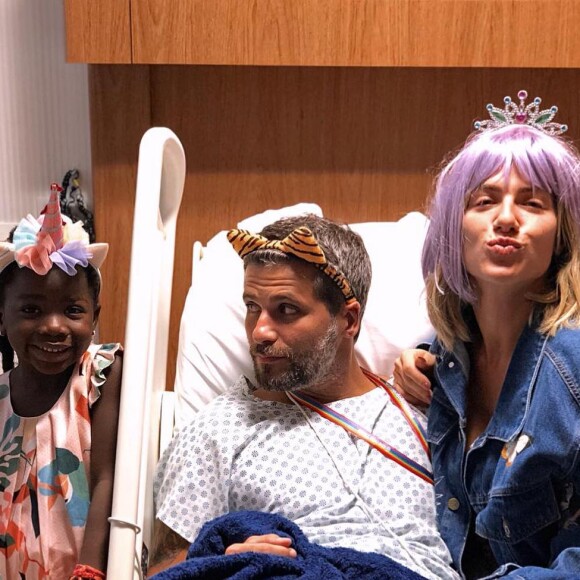 Bruno Gagliasso recebeu visita da esposa, Giovanna Ewbank e da filha, Titi, enquanto estava internado.