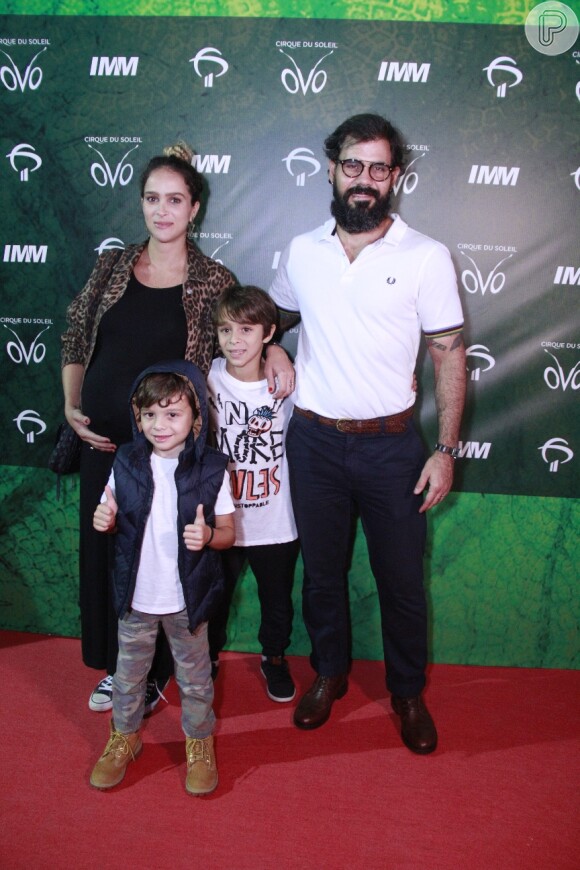 Ao lado da mulher, Letícia, Juliano Cazarré levou os filhos, Inácio e Vicente, para assistir ao espetáculo 'OVO', do Cirque du Soleil, no Rio de Janeiro