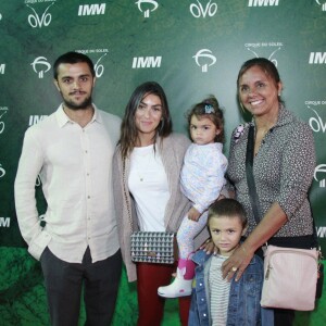 Felipe Simas e a mulher, Mariana Uhlmann, levaram os filhos, Joaquim e Maria, para assistir ao espetáculo 'OVO', do Cirque du Soleil, no Rio
