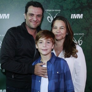 Acompanhado da mulher, Betty Baumgarten, Rodrigo Lombardi levam o filho, Rafael, para assistir ao espetáculo 'OVO', do Cirque du Soleil, no Rio de Janeiro