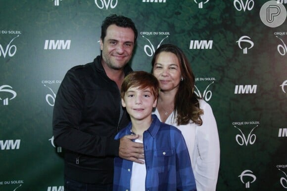 Acompanhado da mulher, Betty Baumgarten, Rodrigo Lombardi levam o filho, Rafael, para assistir ao espetáculo 'OVO', do Cirque du Soleil, no Rio de Janeiro