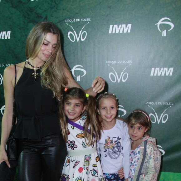 Grazi Massafera e a filha, Sofia, conferiram estreia do espetáculo 'Ovo', do Cirque du Soleil, no Rio