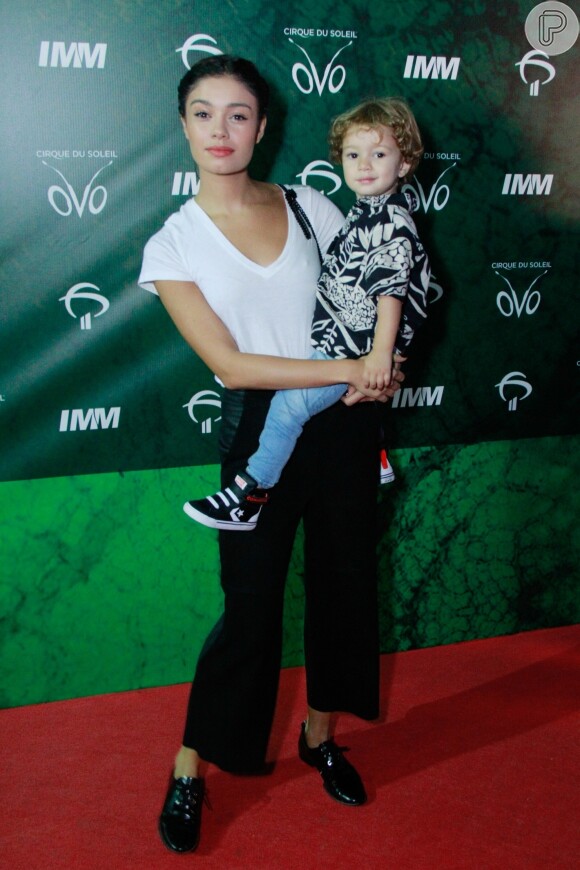 Sophie Charlotte posou com o filho, Otto, no colo no espetáculo 'OVO', do Cirque du Soleil, no Rio de Janeiro