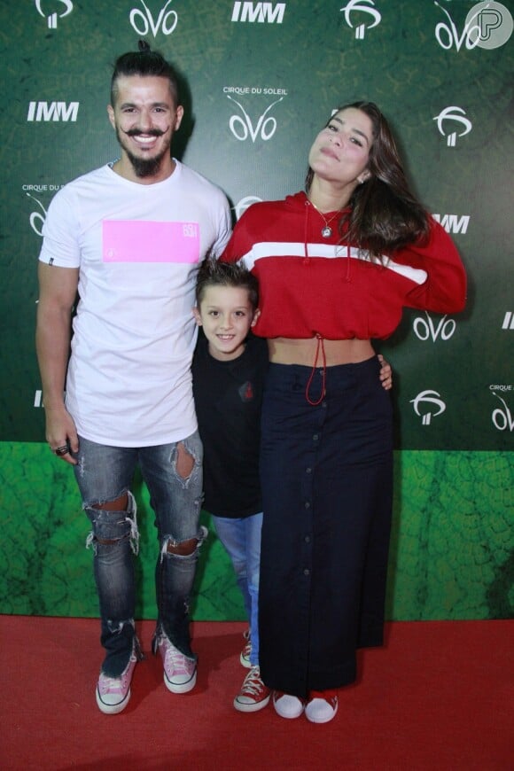 Acompanhada do noivo, Bruno Lopes, Priscila Fantin levou o filho, Romeo, para estreia do espetáculo 'Ovo', do Cirque du Soleil