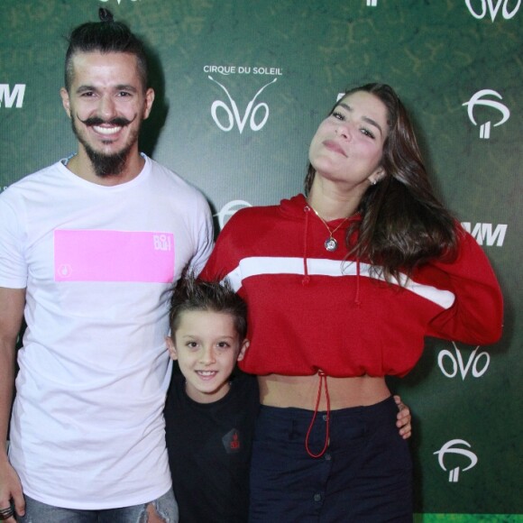 Acompanhada do noivo, Bruno Lopes, Priscila Fantin levou o filho, Romeo, para estreia do espetáculo 'Ovo', do Cirque du Soleil