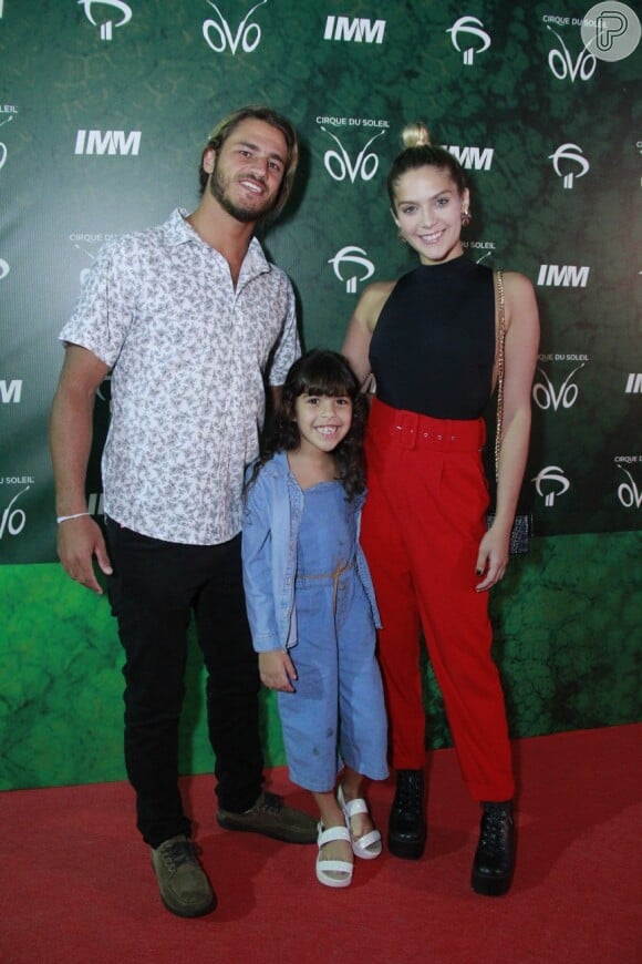 Ao lado do namorado, Caio Vaz, Isabella Santoni posou com a irmã, Nina, para estreia do espetáculo 'Ovo', do Cirque du Soleil