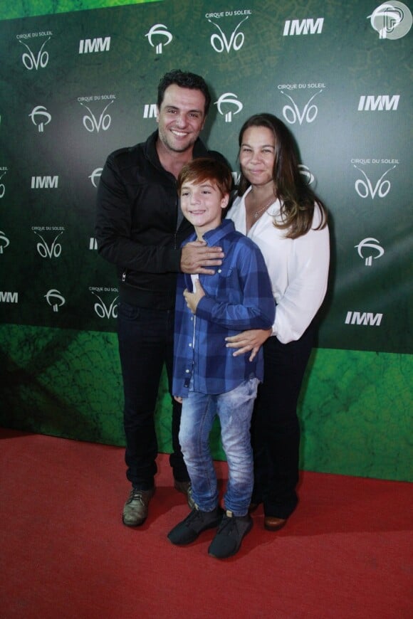 Rodrigo Lombardi posou com a família na estreia do espetáculo 'Ovo', do Cirque du Soleil
 