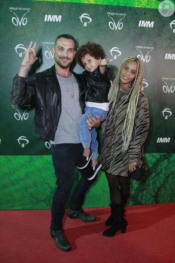 Igor Rickli e Aline Wirley posaram com o filho na estreia do espetáculo 'Ovo', do Cirque du Soleil
