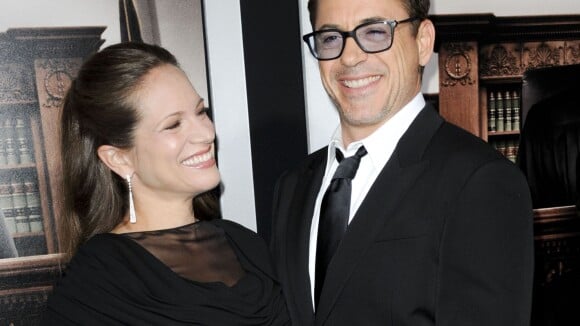 Robert Downey Jr. faz poses com a mulher grávida em première do filme 'O Juiz'