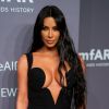 Cabelo preto perolado de Kim Kardashian é a cor perfeita para pessoas com pele de subton oliva como Kim.