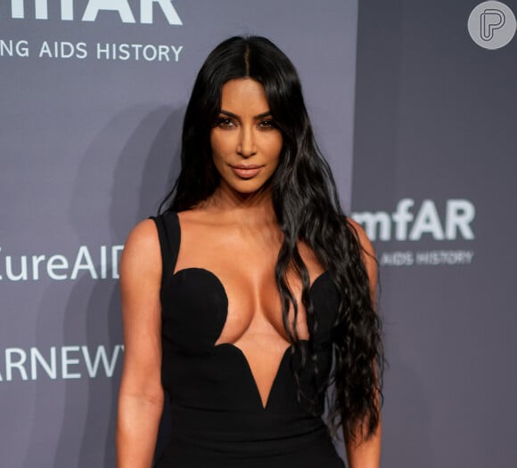 Cabelo preto perolado de Kim Kardashian é a cor perfeita para pessoas com pele de subton oliva como Kim.