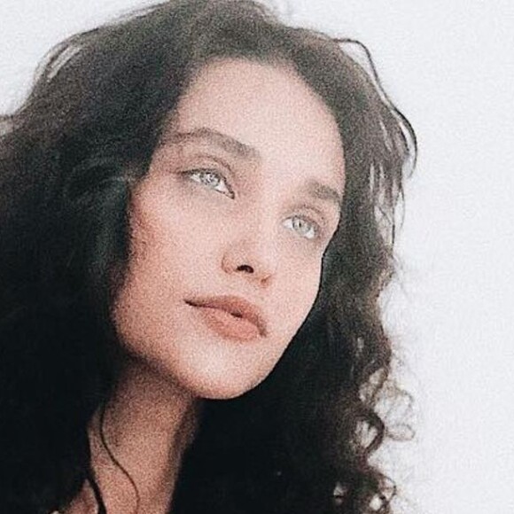 Débora Nascimento compartilha texto que fala sobre conexões do passado