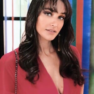 Débora Nascimento está no ar na novela Verão 90