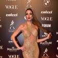Baile da Vogue: Luciana Gimenez com vestido nude com bordados em tons de dourado e recortes na barriga e nas costas. Ousadia sem perder o glamour