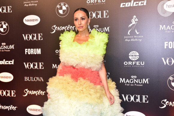 Baile da Vogue: o vestido volumoso de Sabrina Sato do estilista que foi revelação na New York Fashion Week pesava 7 quilos e contemplava as cores do arco-íris para homenagear o amor em todas as suas formas