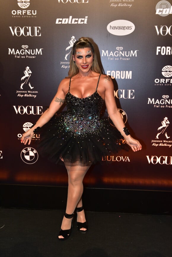 Baile da Vogue: Ana Paula Minerato foi com vestido brilhos com saia de tule volumosa, parecendo uma bailarina