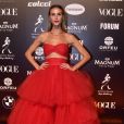 Baile da Vogue: Detalhes do vestido de Renata Kuerten com saia em camadas e ilusão de transparência com decote tomara-que-caia