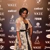 Baile da Vogue: Maxi colete de renda deu ilusão de segunda peça em vestido preto transparente de Joyce Ribeiro