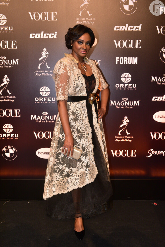 Baile da Vogue: Maxi colete de renda deu ilusão de segunda peça em vestido preto transparente de Joyce Ribeiro