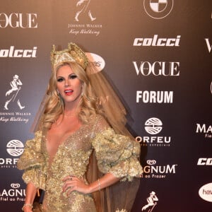 Baile da Vogue: Val Marchiori apostou no dourado com aplicações e transparência. Acessório de cabeço deu ainda mais dramaticidade ao look