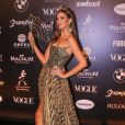 Baile da Vogue: Acessórios de Camila Queiroz deixou o visual da atriz com toque fashionista ao misturar texturas e acessórios vazados