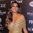 Baile da Vogue: Todo o glamour do look de Fernanda Mota no evento de gala. Vestido dourado com decote transpassado e joias para complementar o visual