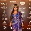 Baile da Vogue: Mais uma que fugiu do dourado, Mônica Carvalho apostou em vestido azul com transparência e rendas. O detalhe ficou por conta dos acessórios de cabeça e as pulseiras