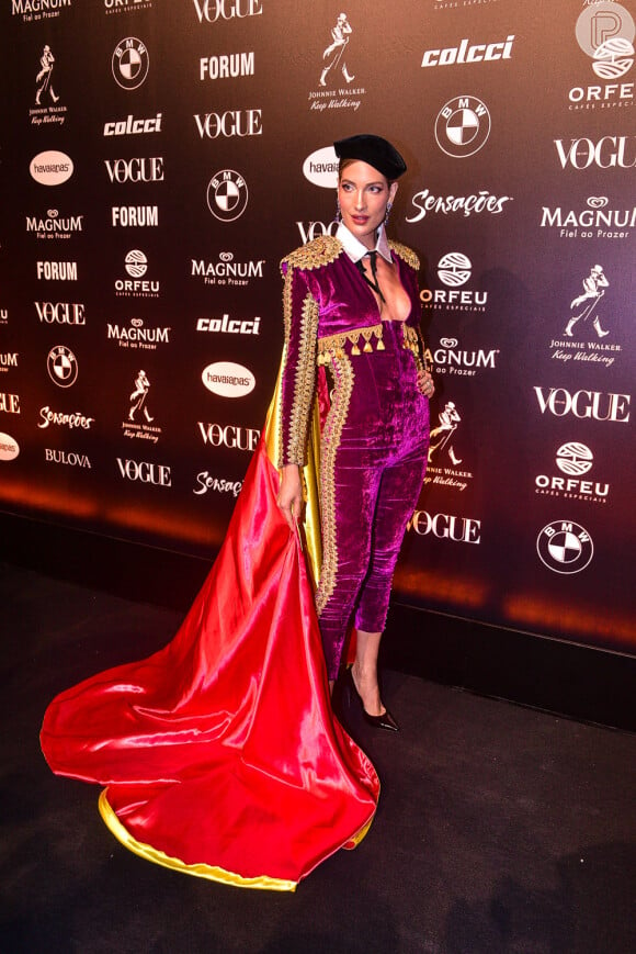 Baile da Vogue: Schynaider Moura escolheu uma jumpsuit wet velvet para se destacar no meio dos tecidos cheios de bordado