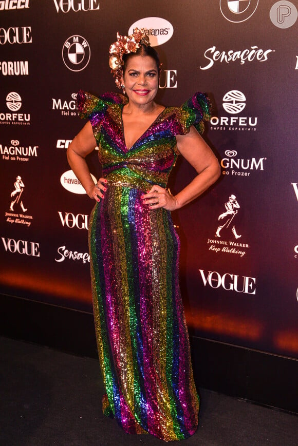 Baile da Vogue: Daniela Falcão com vestido multicolorido e babado nas mangas com muito brilho