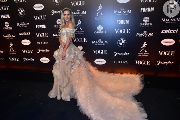 Baile da Vogue: Princesa moderna, Monique Alfradique apostou no branco metalizado em um longo com cauda de plumas. Um verdadeiro deslumbro