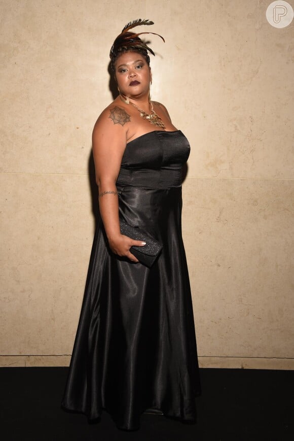 Baile da Vogue: Alessandra Araújo escolheu um vestido longo preto com brilho metalizado para a festa de gala