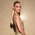 Baile da Vogue: Aline Weber de vestido longo com babados para dar volume