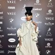 Baile da Vogue: Bianca Dellafancy de 'all white' e muito volume no vestido