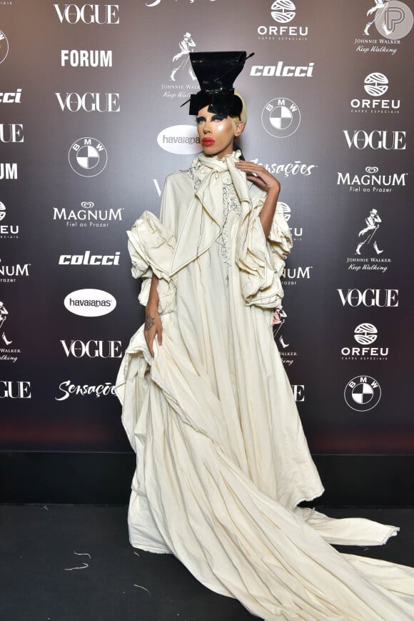 Baile da Vogue: Bianca Dellafancy de 'all white' e muito volume no vestido