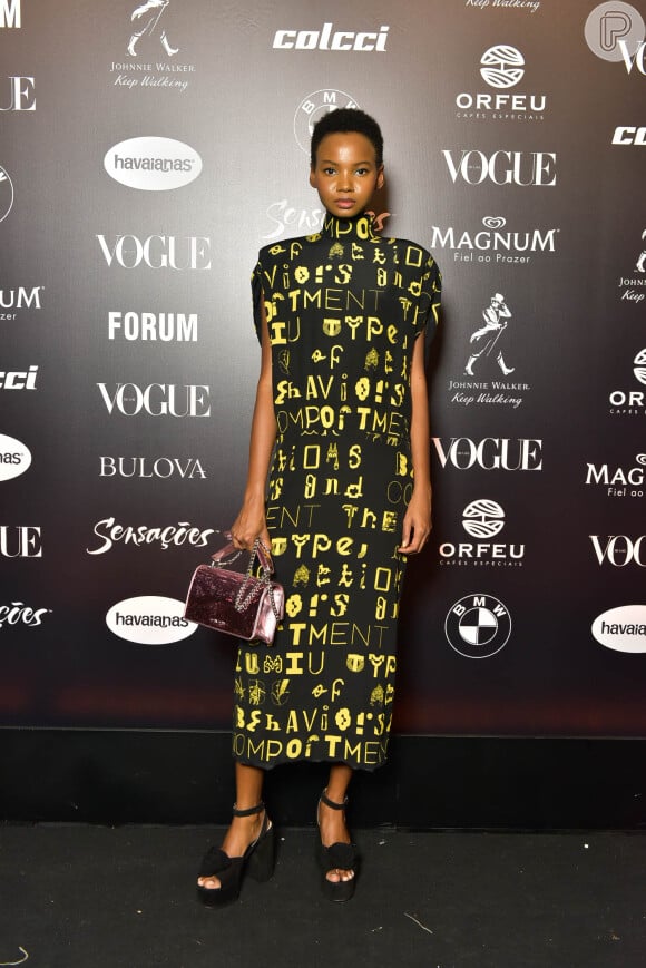 Baile da Vogue: Bruna Di com estampa em amarelo e fundo preto