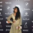 Baile da Vogue: Camila Botelho de vestido dourado com transparência