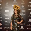 Baile da Vogue: Carol Porto com vestido com transparência e bordados no comprimento midi
