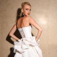 Baile da Vogue: Carol Trentini de branco com corselete amarrado nas costas e saia volumos com babados na cintura