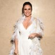 Baile da Vogue: Chris Francini de vestido branco com decote e plumas para a festa de gala