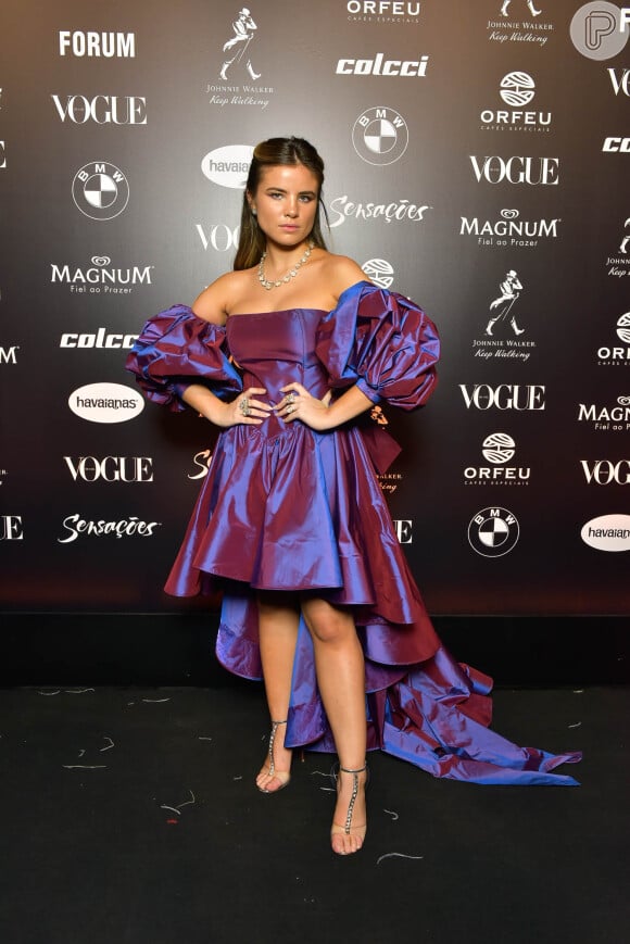 Baile da Vogue: Giulia Be com vestido em tom de roxo furta-cor