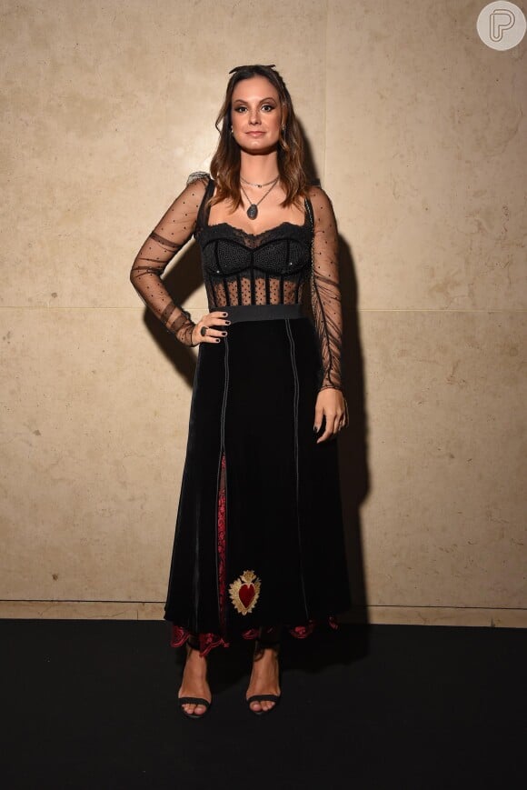 Baile da Vogue: Giuliana Sesso com transparência, corselete e veludo