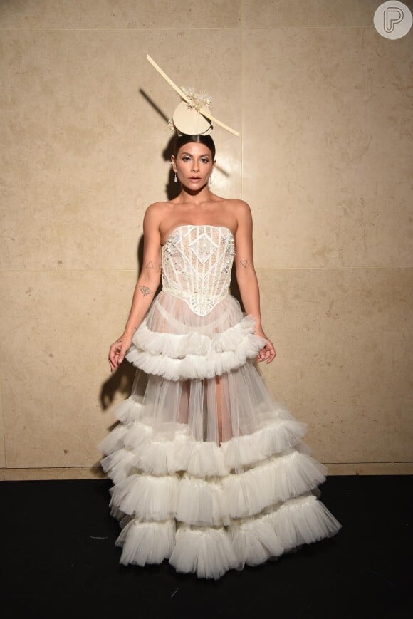 Baile da Vogue: Helo Rocha de vestido estruturado branco com corselete, transparência e babados