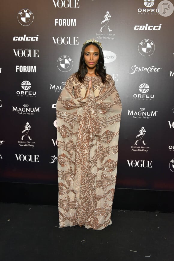 Baile da Vogue: Iamonike de capa bordada para a festa de gala