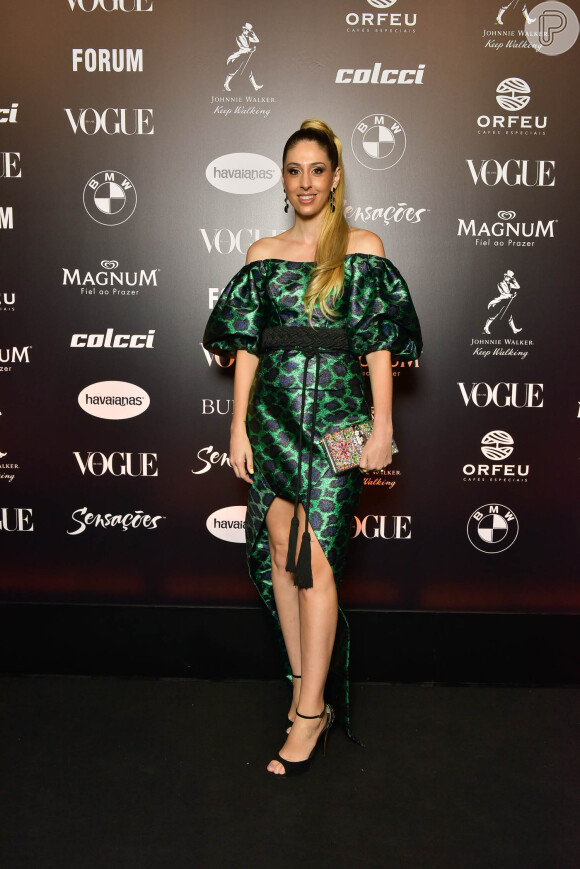 Baile da Vogue: Paula Merlo com vestido verde estampado e decote ombro a ombro
