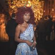 Baile da Vogue: Rô Martinho apostou no vestido de um ombro só azul com estampa