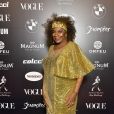 Baile da Vogue: Zezé Motta de dourado com transparência plumas e babados